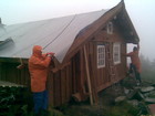 Arbeid for taket på Vikebukt Stavlaft hytte