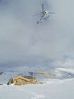 Konstruksjon av Bitihorn laftehytte med hjelp av helikopter (2)