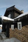 Niels laftehytte is equipped with comfortable place for firewood storage
